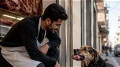 كنت أطعم كلبًا متشردًا قطعة لحم 