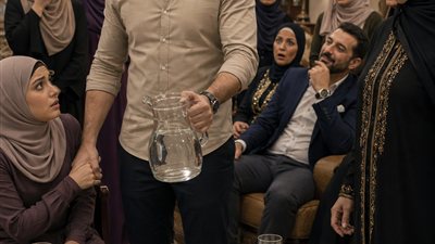 في عزومة كل عيلة، أمي طلبت من جوزي يسقي جوز أختي الكبيرة