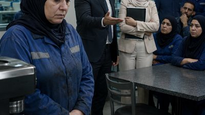 رفضوا ترقيتي في المصنع لأنهم قالوا إن زجهي لم يعد مناسبا لاستقبال العملاء